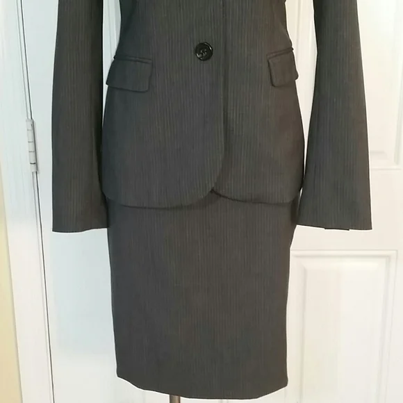 Banana Republic sizes: Jacket 6. Skirt 4 - Picture 3 of 16